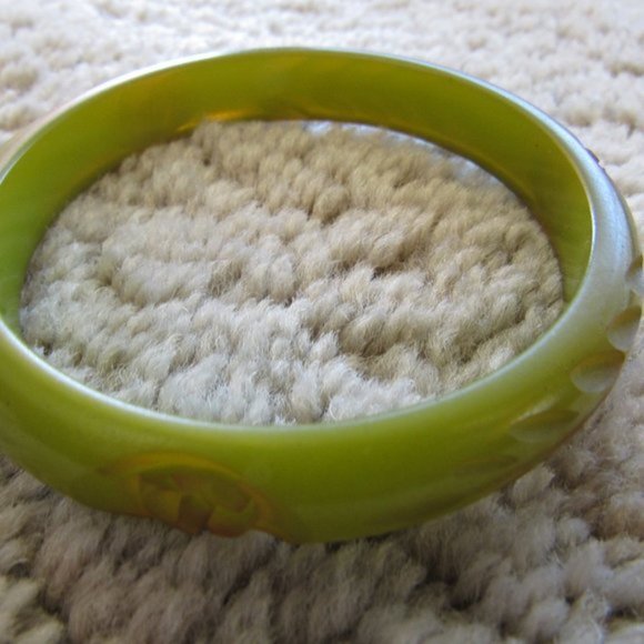 Olive Green Carved BAKELITE Bangle - Picture 3 of 6